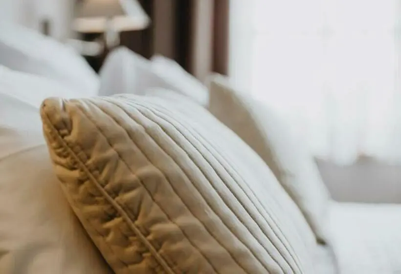 Standard Neljän Hengen Huone, Grand Hotel Belle Vue