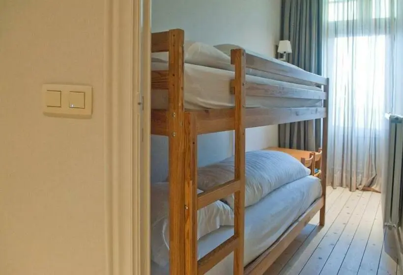 Standard Neljän Hengen Huone, Grand Hotel Belle Vue