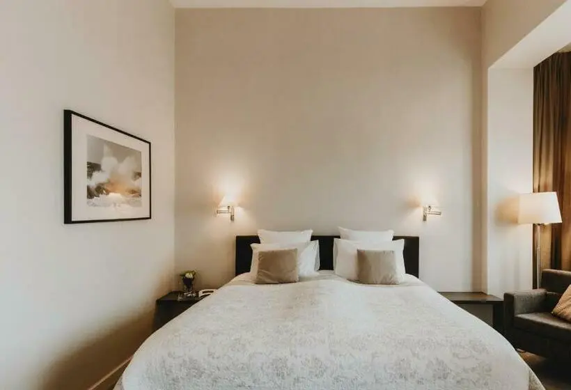 Standard Neljän Hengen Huone, Grand Hotel Belle Vue