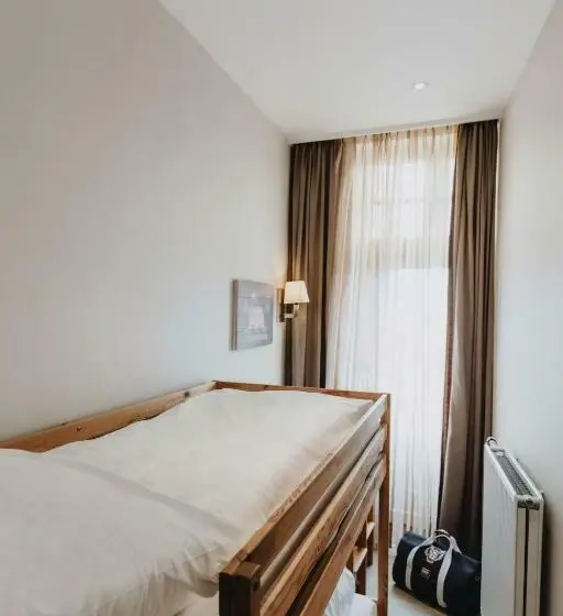 Standard Neljän Hengen Huone, Grand Hotel Belle Vue