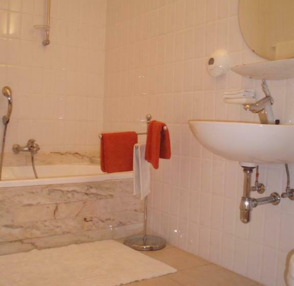 חדר ביזנס, Ambassade