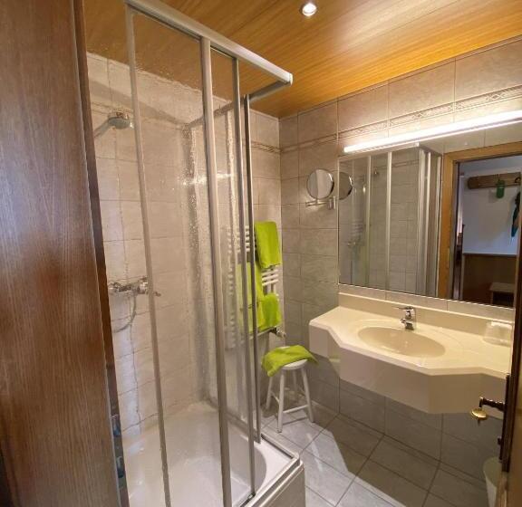 חדר סטנדרט לשלושה, Gasthof Schorn