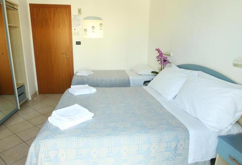 Трехместный Номер Стандарт с Балконом, Giorg