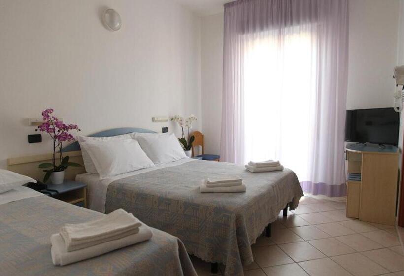 Трехместный Номер Стандарт с Балконом, Giorg