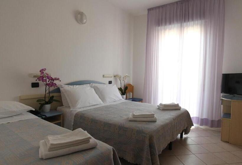 Трехместный Номер Стандарт с Балконом, Giorg