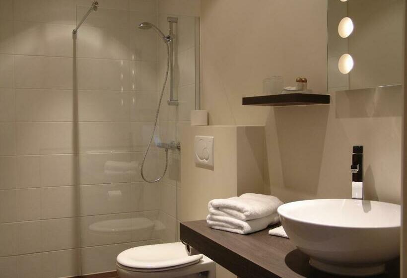 חדר סטנדרט יחיד, Mieke Pap