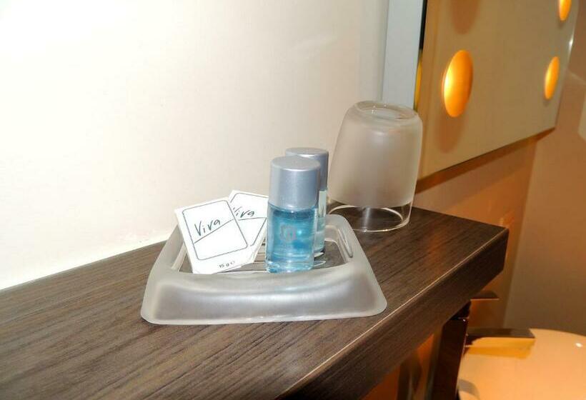 חדר סטנדרט יחיד, Mieke Pap