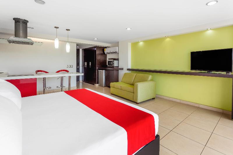اتاق استاندارد با تخت بزرگ, Ramada By Wyndham Acapulco Hotel & Suites