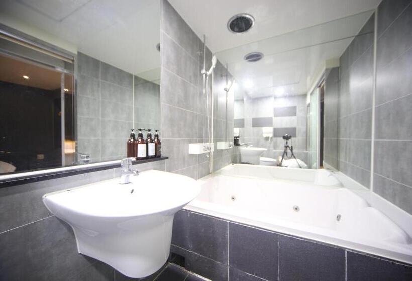 Camera Deluxe, Songjeong Coco