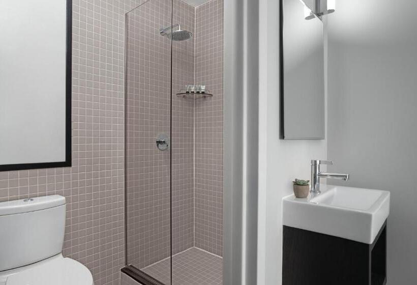 标准三人间, The Baltic