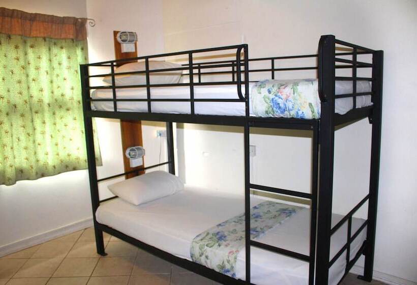 تختخواب در اتاق مشترک, Bluewater Lodge