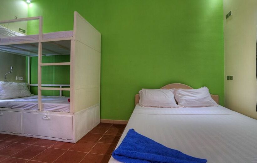 ルームシェアのワンベッド, The Funky Village