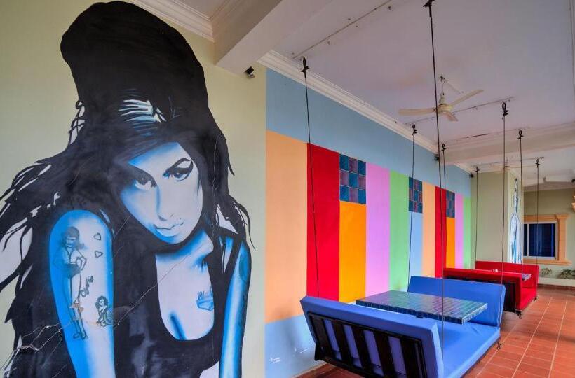 ルームシェアのワンベッド, The Funky Village