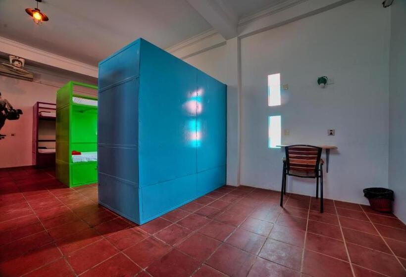 ルームシェアのワンベッド, The Funky Village