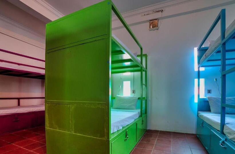 ルームシェアのワンベッド, The Funky Village