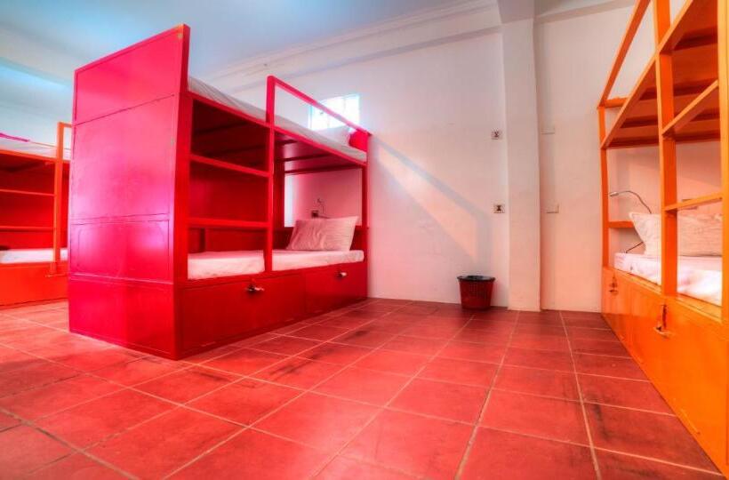 ルームシェアのワンベッド, The Funky Village