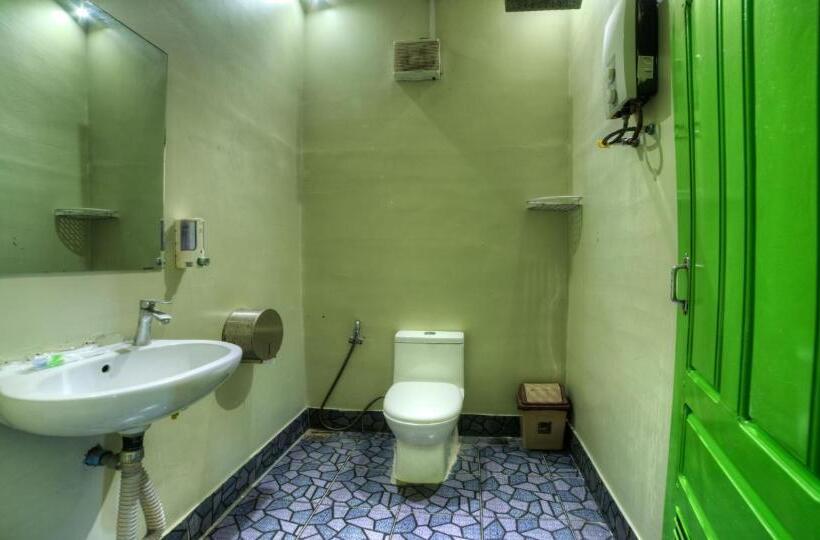 バス共有のスタンダードルーム, The Funky Village