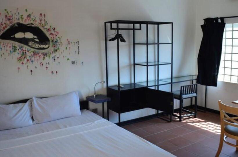 バス共有のスタンダードルーム, The Funky Village