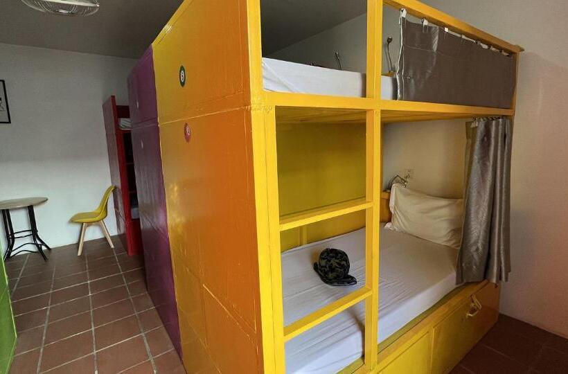 ルームシェアのワンベッド, The Funky Village