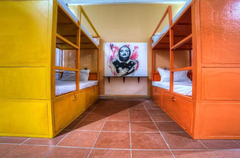 バス共有のスタンダードルーム, The Funky Village