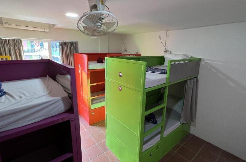 ルームシェアのワンベッド, The Funky Village