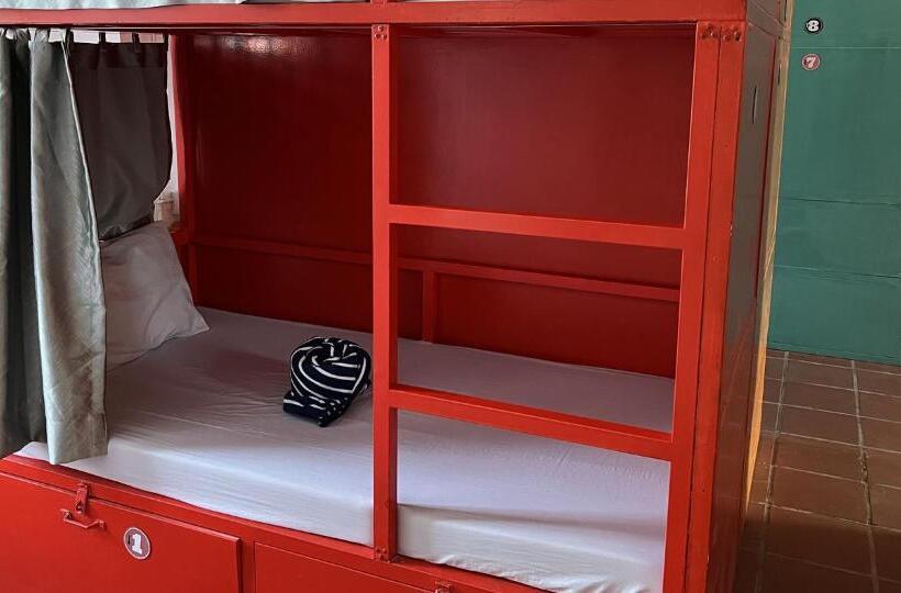 ルームシェアのワンベッド, The Funky Village