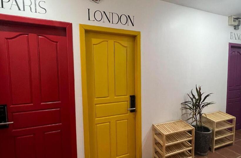 ルームシェアのワンベッド, The Funky Village