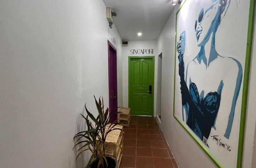 ルームシェアのワンベッド, The Funky Village