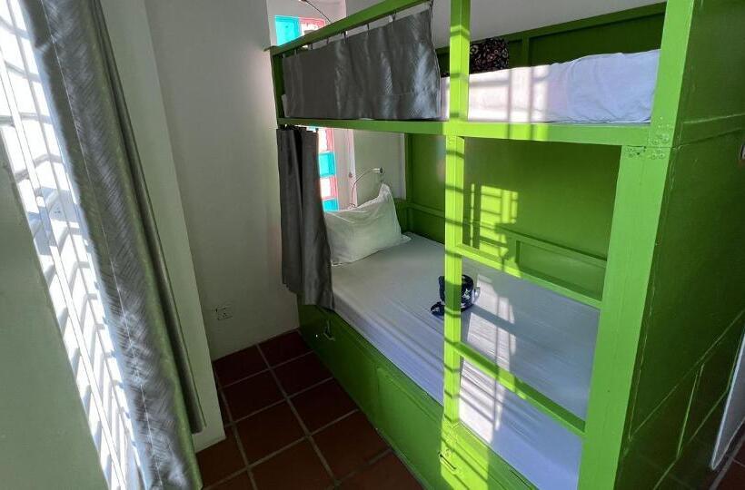 バス共有のスタンダードルーム, The Funky Village