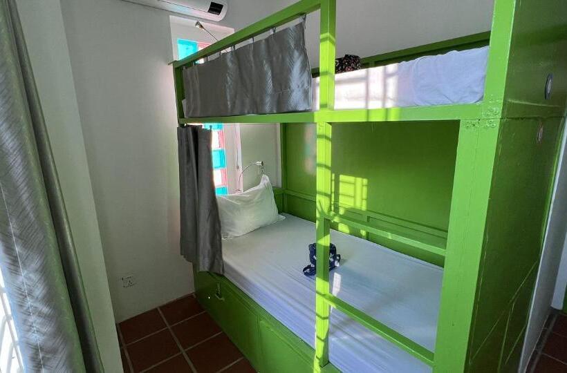 バス共有のスタンダードルーム, The Funky Village