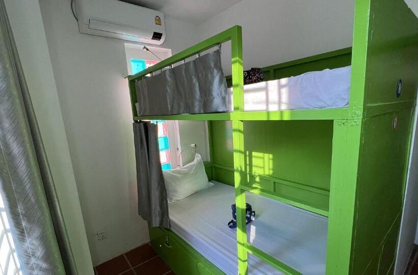 バス共有のスタンダードルーム, The Funky Village