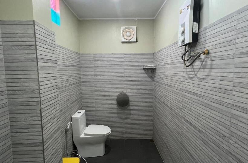 バス共有のスタンダードルーム, The Funky Village