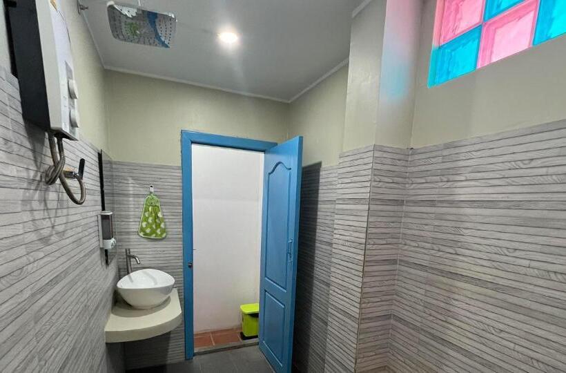 バス共有のスタンダードルーム, The Funky Village