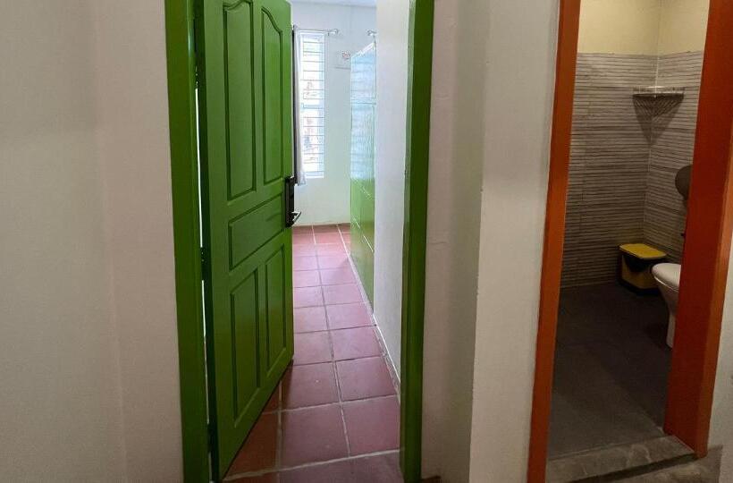 バス共有のスタンダードルーム, The Funky Village