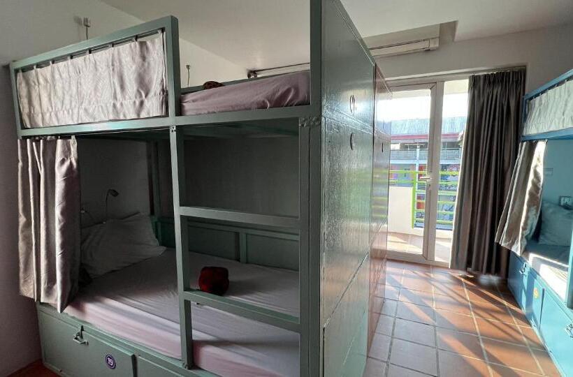 ルームシェアのワンベッド, The Funky Village