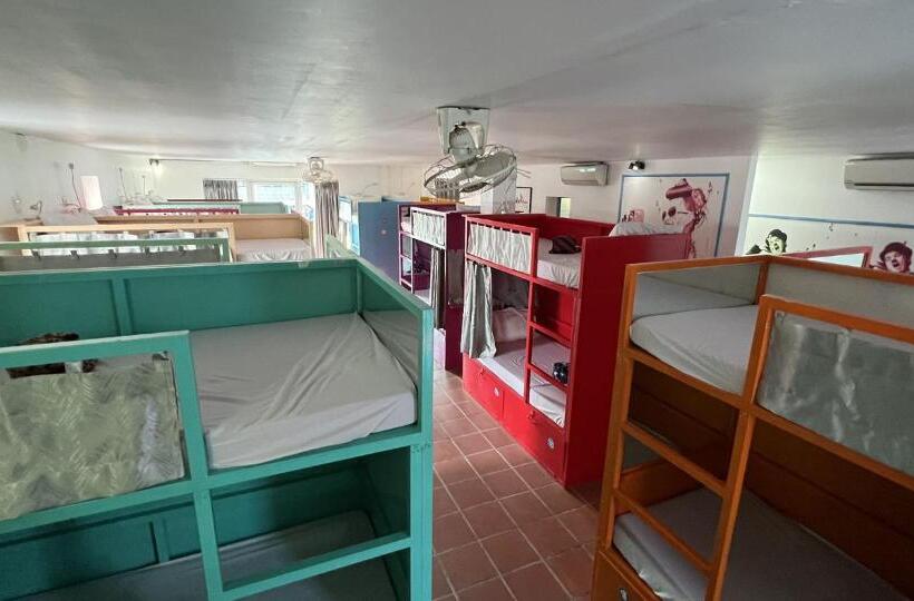 ルームシェアのワンベッド, The Funky Village