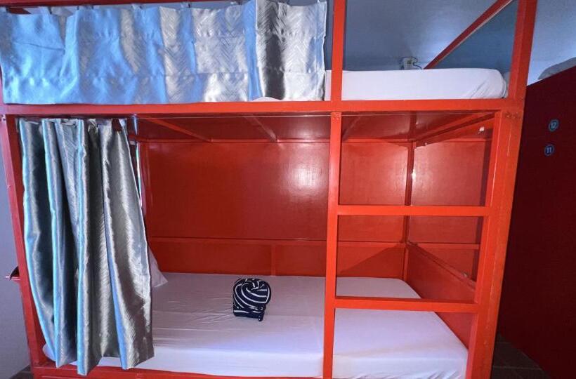 ルームシェアのワンベッド, The Funky Village