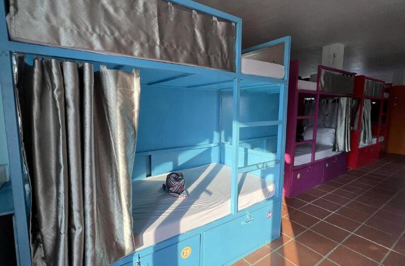 ルームシェアのワンベッド, The Funky Village