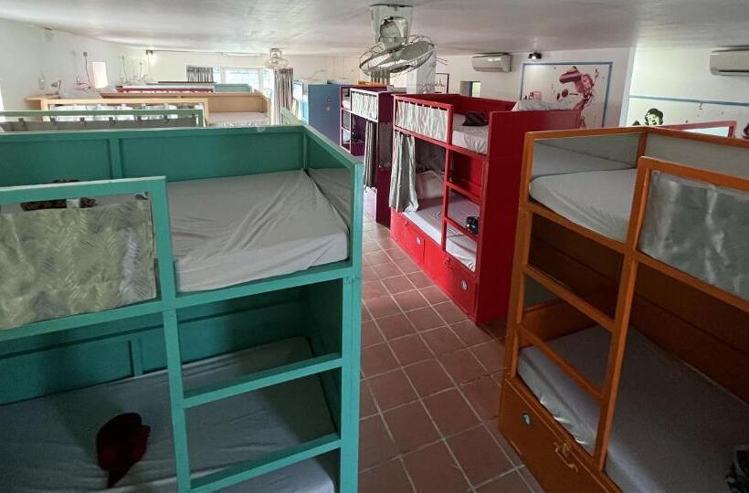 ルームシェアのワンベッド, The Funky Village