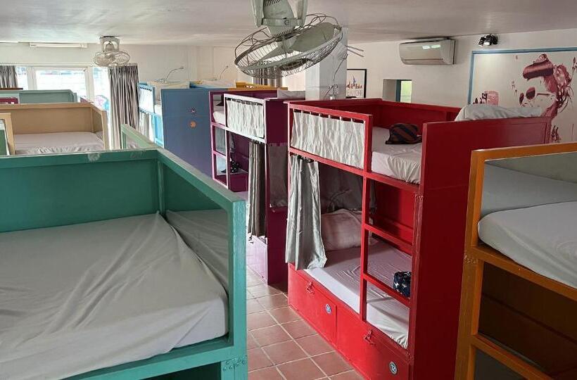 ルームシェアのワンベッド, The Funky Village