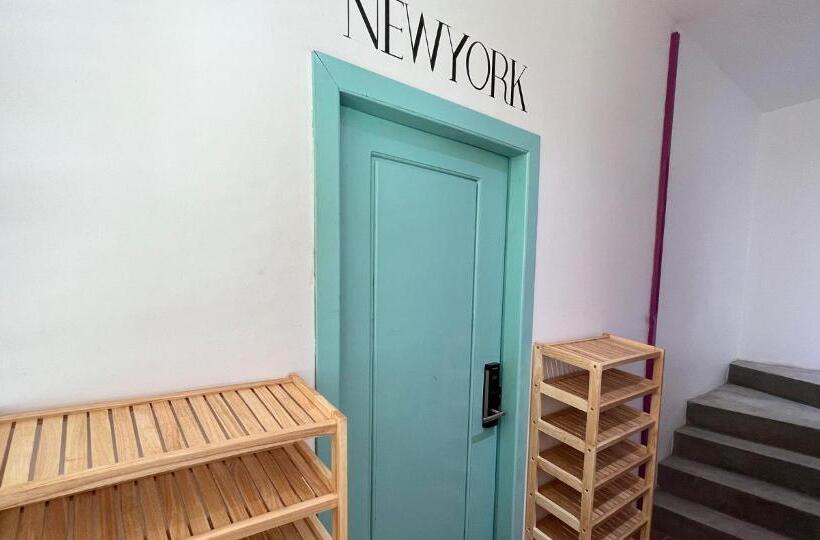 ルームシェアのワンベッド, The Funky Village