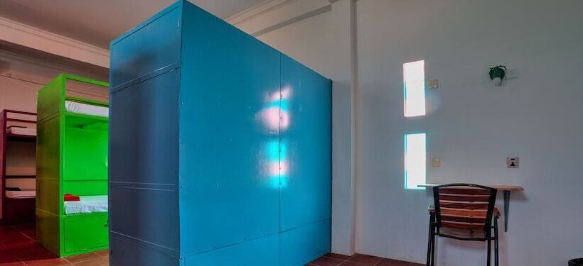 ルームシェアのワンベッド, The Funky Village