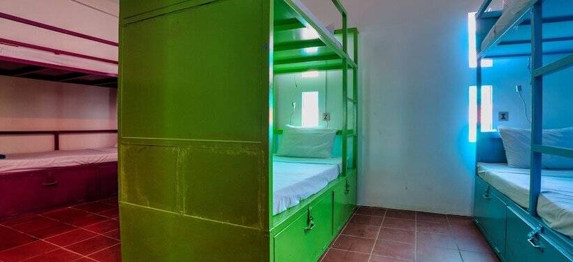 ルームシェアのワンベッド, The Funky Village