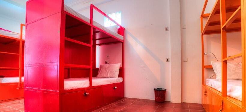 ルームシェアのワンベッド, The Funky Village