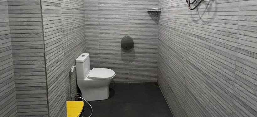 ルームシェアのワンベッド, The Funky Village