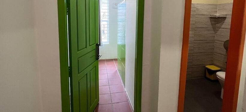 バス共有のスタンダードルーム, The Funky Village