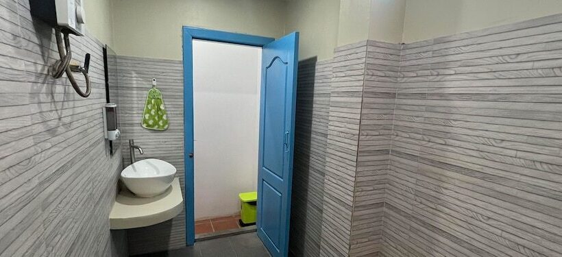 バス共有のスタンダードルーム, The Funky Village