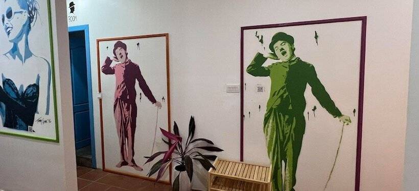 バス共有のスタンダードルーム, The Funky Village