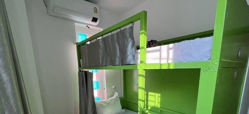 バス共有のスタンダードルーム, The Funky Village