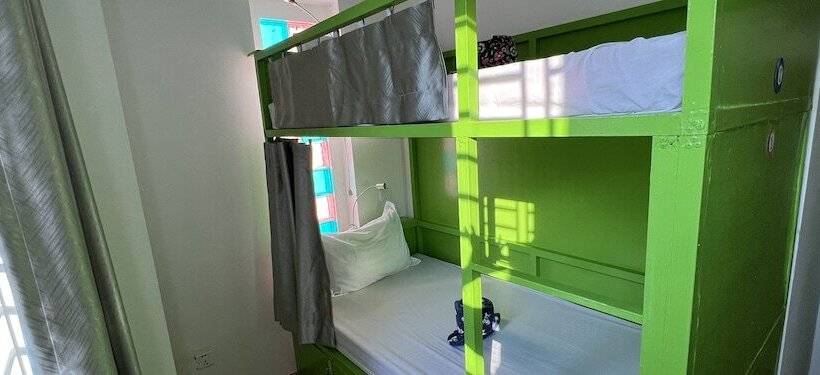 バス共有のスタンダードルーム, The Funky Village